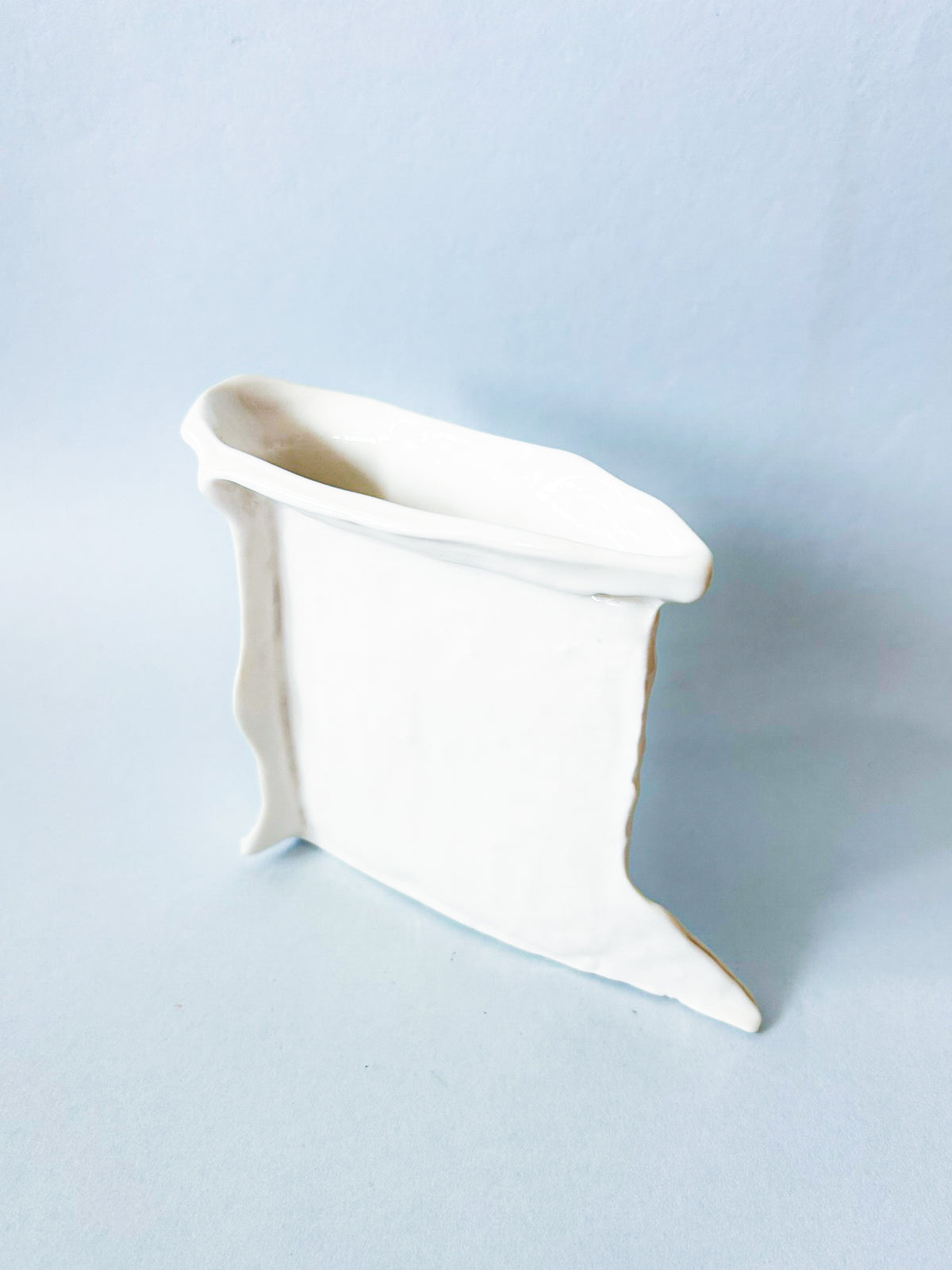 FOAMS OF WAVE EDGE VASE — white