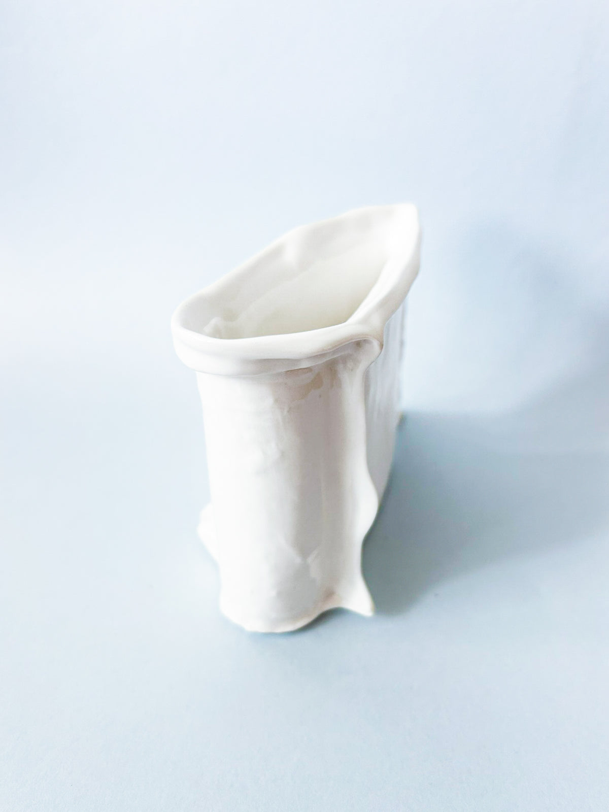 FOAMS OF WAVE EDGE VASE — white