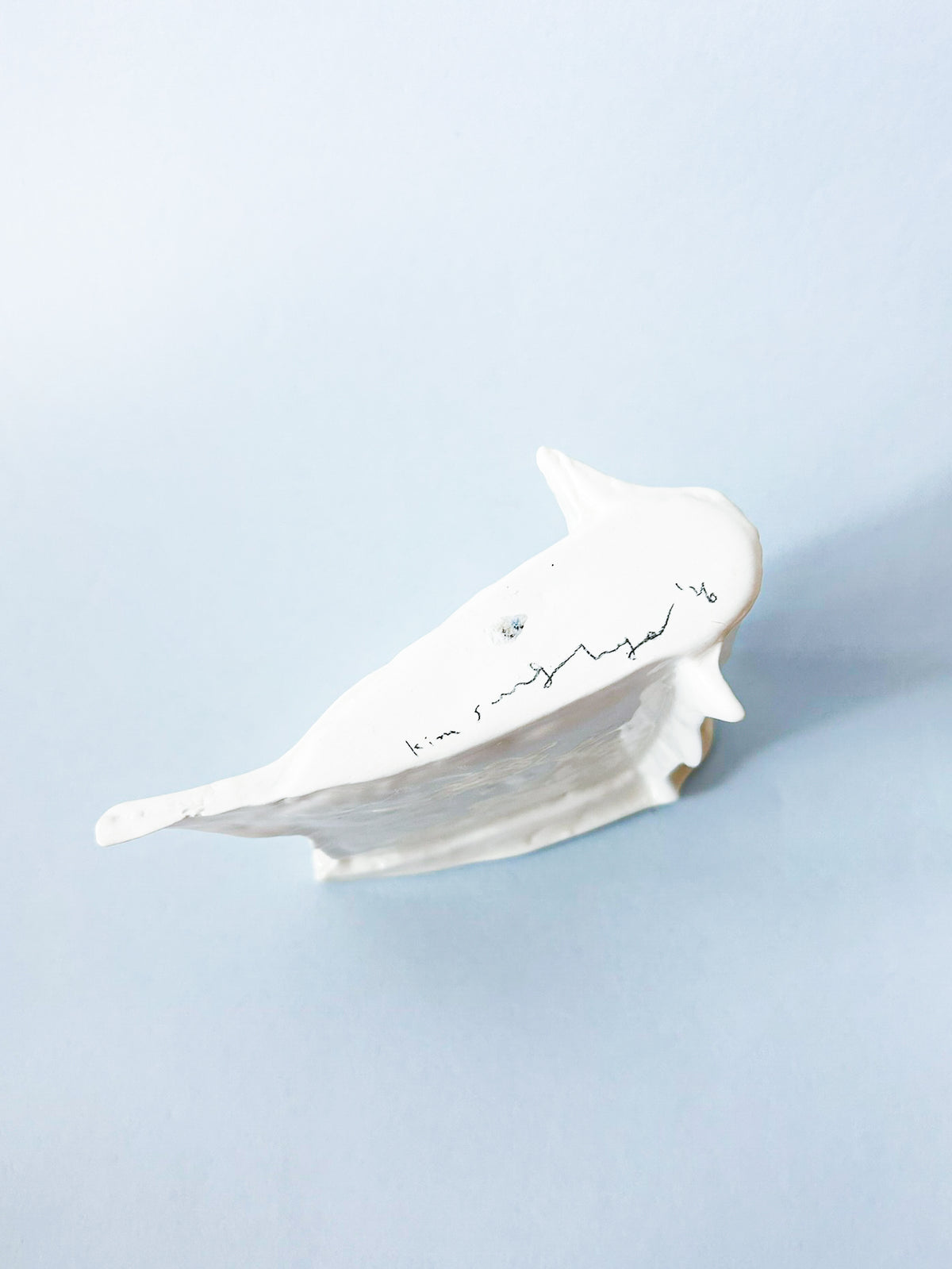 FOAMS OF WAVE EDGE VASE — white