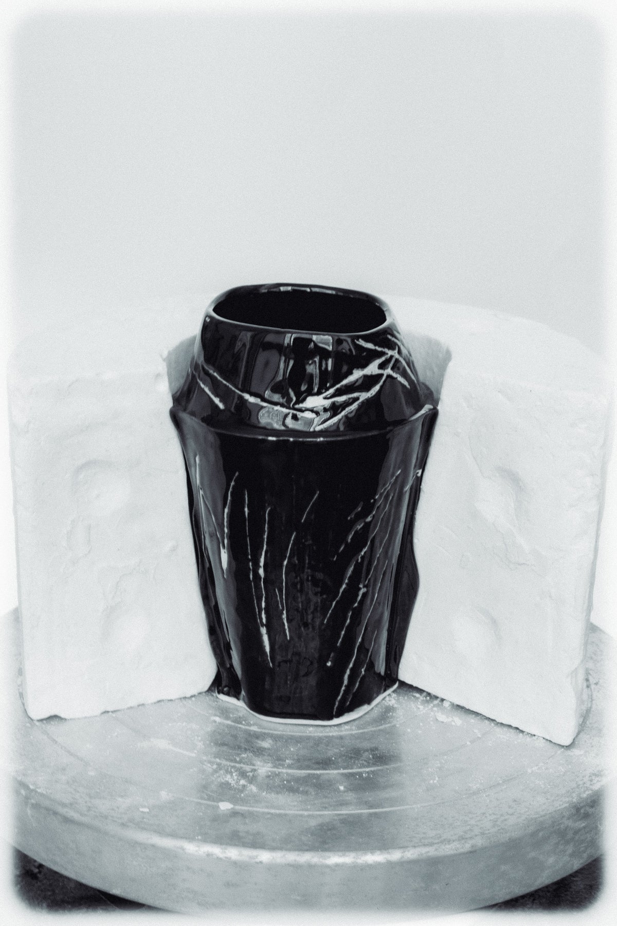 FOAMS OF WAVE WILD VASE (MIDDLE/BLACK) — black