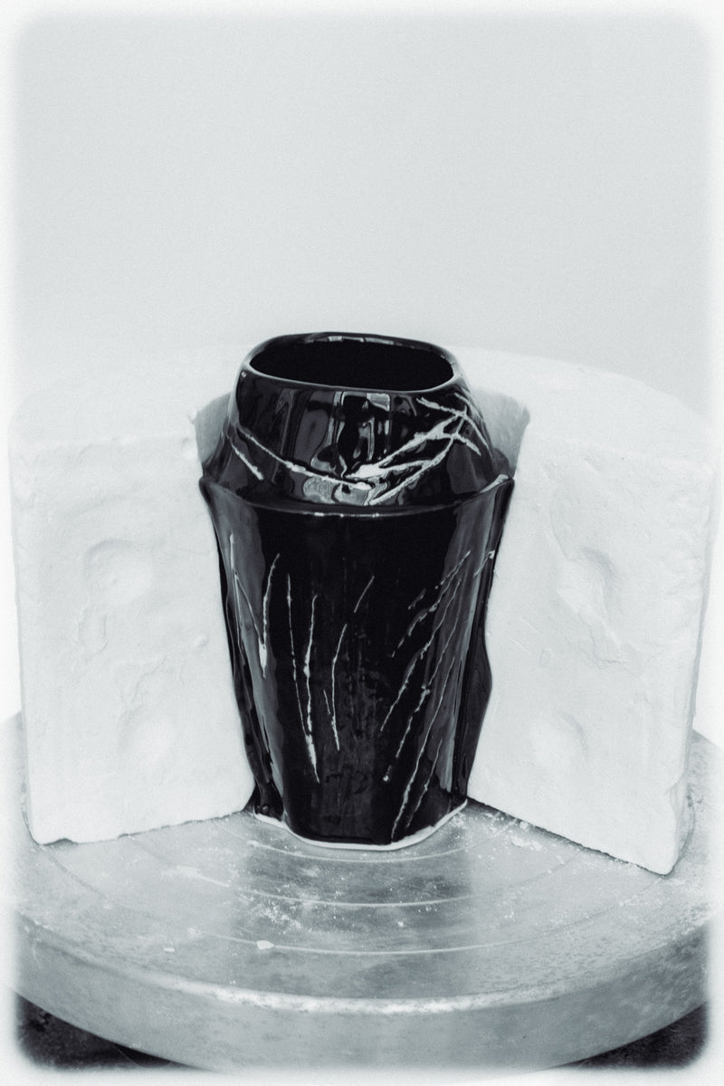 WILD VASE (MIDDLE/BLACK)
