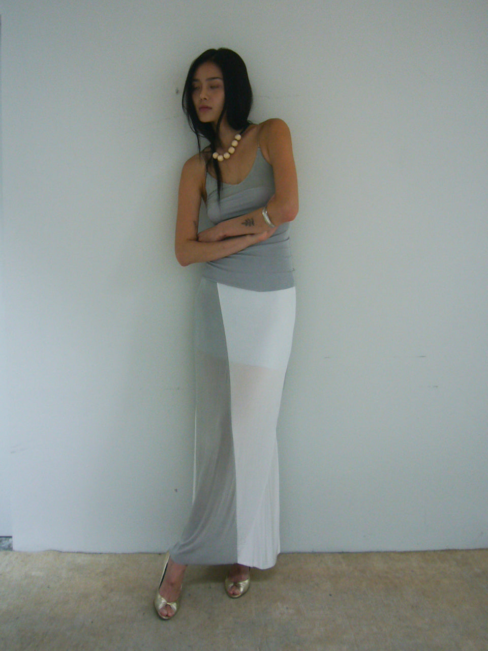 PERSONAL LANGUAGE Selene chain sleeveless Ice grey standing