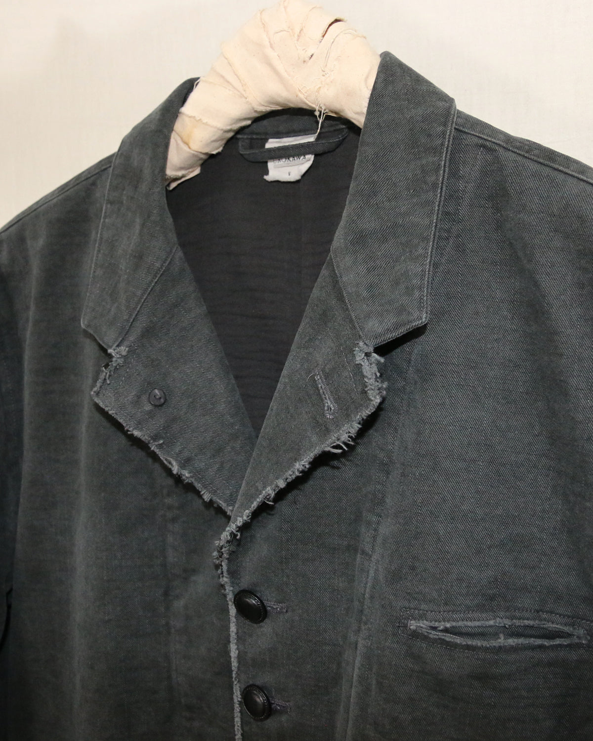 AUROKAWA Frayed Washed Origin Jacket Charcoal neck
