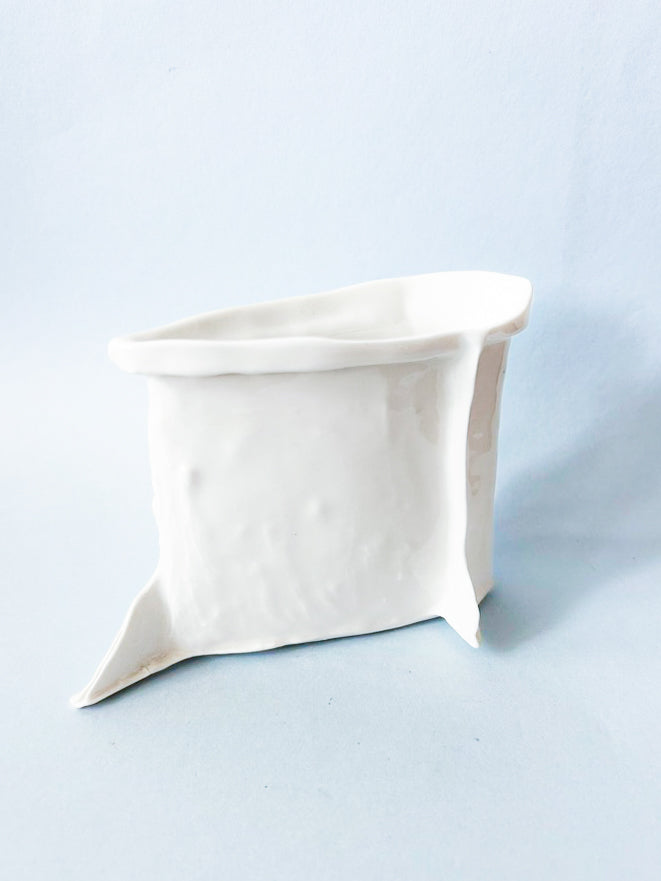 FOAMS OF WAVE EDGE VASE — white