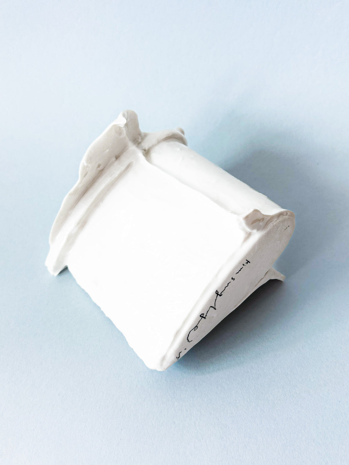 FOAMS OF WAVE EDGE VASE — white