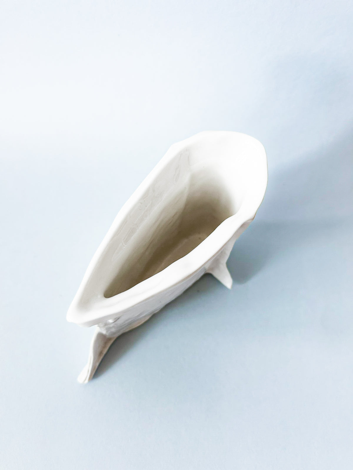 FOAMS OF WAVE EDGE VASE — white