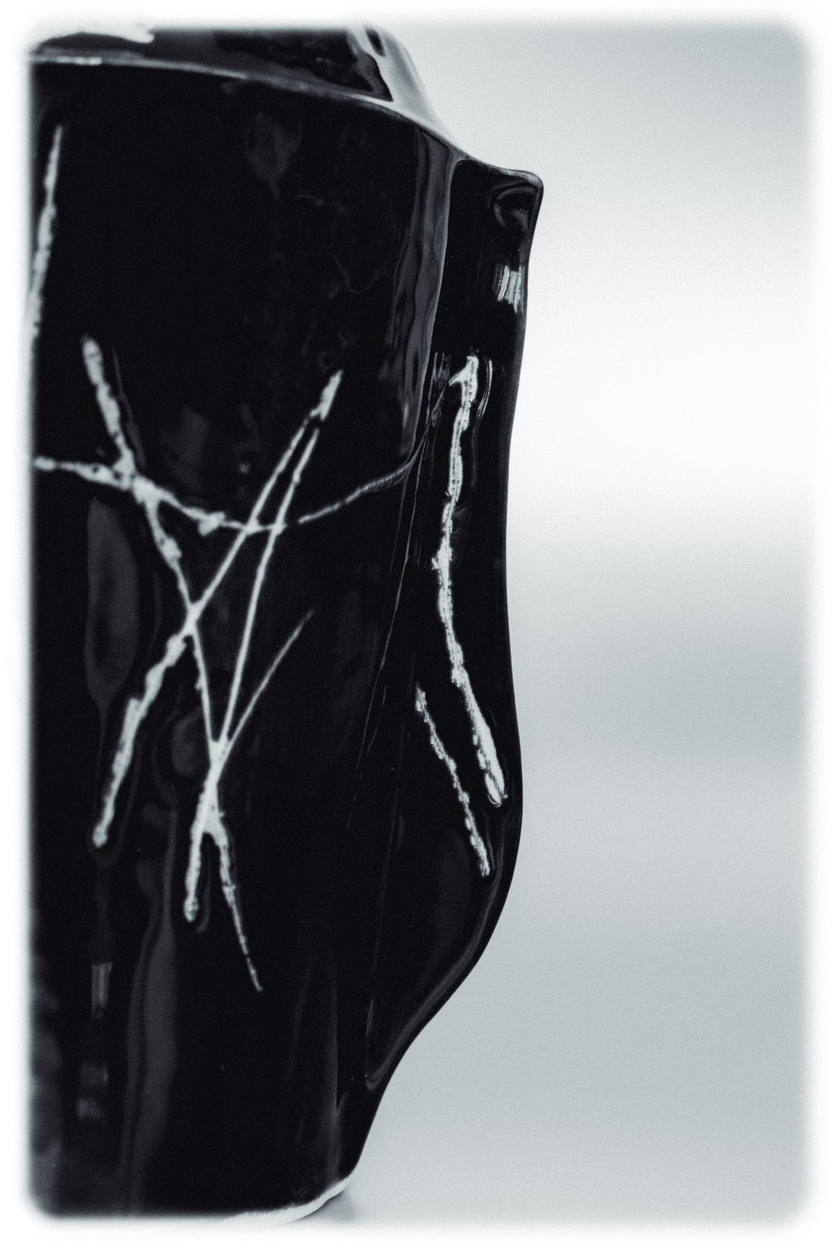 FOAMS OF WAVE WILD VASE (MIDDLE/BLACK) — black