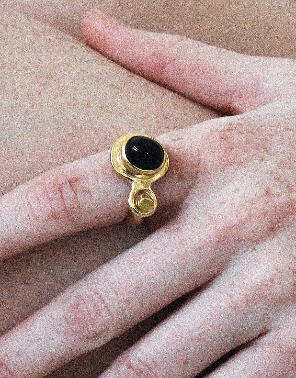 HOUSE OF SHIFFON ONYX LOOP RING