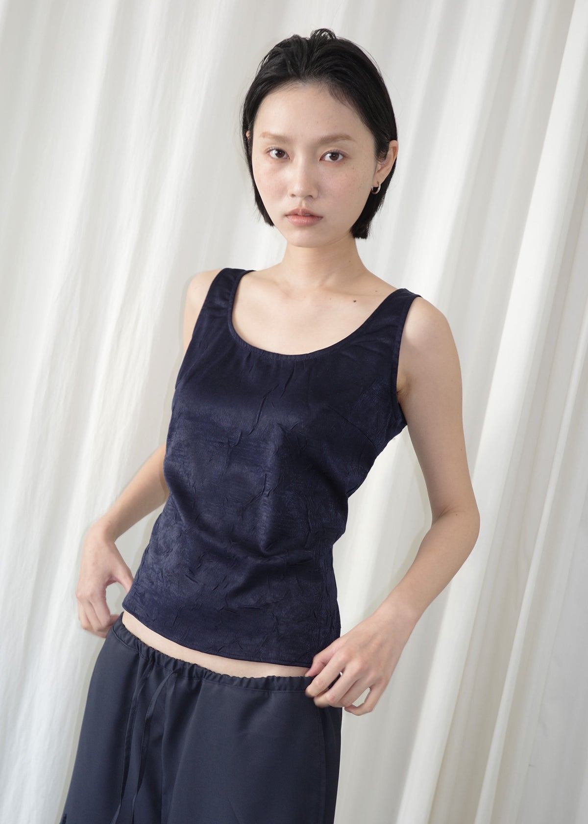 HWI WRINKLE TOP — NAVY